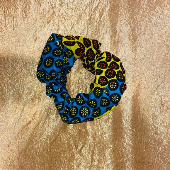 Handmade SCRUNCHIE - African Print - Picture 5 of 5